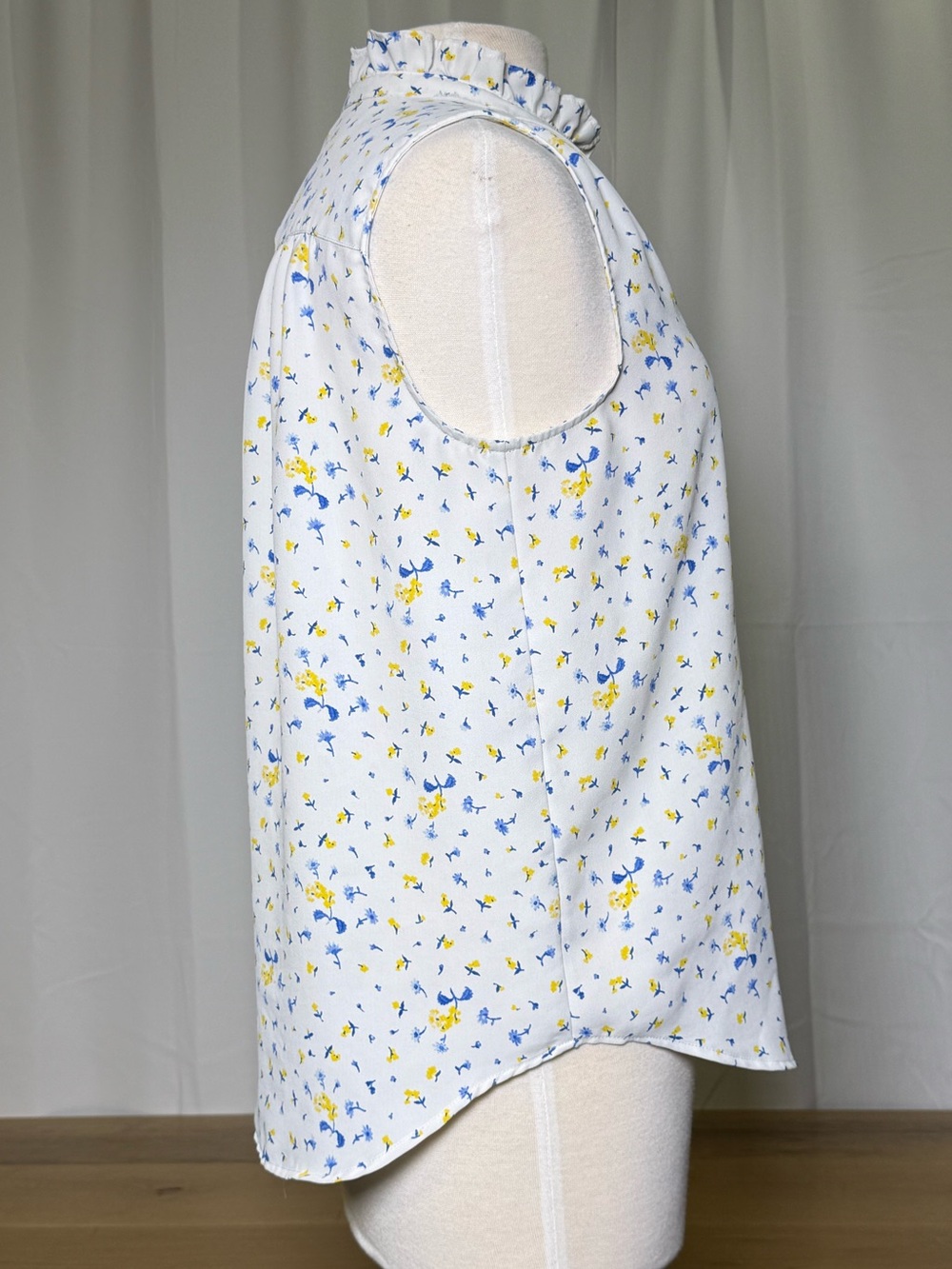 Ann Taylor Ruffle Neck Sleeveless Floral Blouse White Blue Yellow Medium - Picture 3 of 9